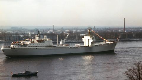 Das erste Atomversuchsschiff für die Handelsmarine, die "Otto Hahn", läuft Ende der 60-er Jahre im Hamburger Hafen ein.