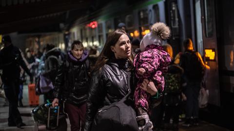 Ukrainische Flüchtlinge besteigen am Bahnhof von Przemysl, Polen, einen Zug, der sie weiter nach Westen bringen soll.