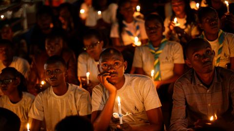 Menschen halten Kerzen bei einer Gedenkfeier zum 25. Jahrestag des Völkermords in Ruanda.