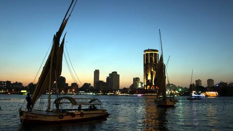 Eine traditionelle Feluke auf dem Nil vor Kairo