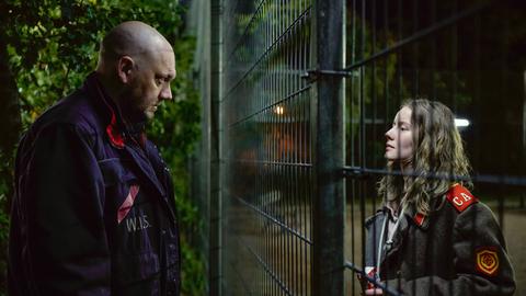 Charly Hübner als Erik und Irina Starshenbaum als Marika in einer Szene des Films "Die stillen Trabanten"