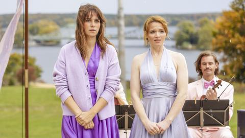Karoline Herfurth als Klara und Nora Tschirner als Jule in einer Szene des Films "Einfach mal was Schönes"