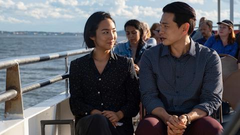 Greta Lee als Nora und Teo Yoo als Hae Sung in einer Szene des Films "Past Lives"