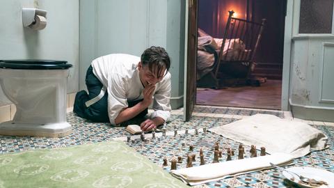 Oliver Masucci als Josef Bartok in einer Szene des Films "Schachnovelle" 