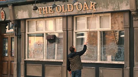 Filmstill aus "The Old Oak" von Ken Loach