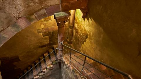 Treppe zum Becken der mittelalterlichen Mikwe - einem Bad für Juden - in Friedberg