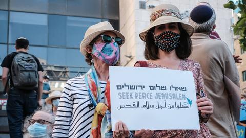 Unterstützerinnen von "Rabbis For Human Rights" und "Oz Ve Shalom" demonstrieren in Jerusalem für Frieden mit Palästinensern. 