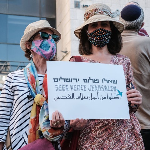 Unterstützerinnen von "Rabbis For Human Rights" und "Oz Ve Shalom" demonstrieren in Jerusalem für Frieden mit Palästinensern. 