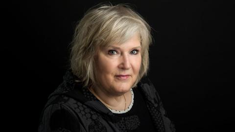 Sprecherin Gabriele Blum schwarz gekleidet