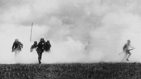 Giftgas gehört zu den Waffen, die von deutschen Wissenschaftlern im Ersten Weltkrieg entwickelt wurden. Das Foto zeigt deutsche Soldaten bei einer Übung mit Giftgas.