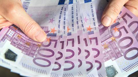 Frau mit 500-Euro-Scheinen