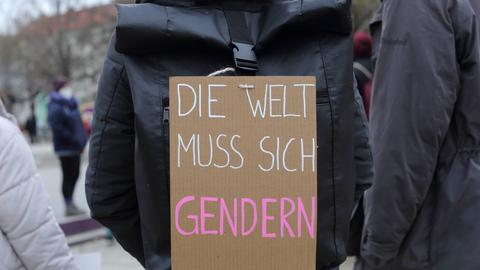 Mesch mit Plakat