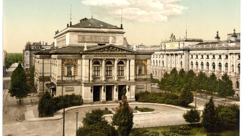 Das Gewandhaus in Leipzig um 1900, rechts davon die Universitätsbibliothek. Das Gewandhaus wurde 1943/44 ausgebombt und nach dem Krieg abgerissen. Es wurde an anderer Stelle durch den einzigen Konzerthaus-Neubau der DDR ersetzt.