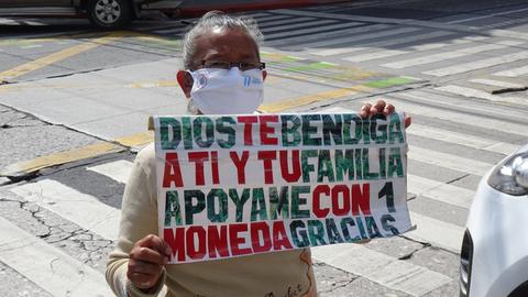 "Gott segne dich und deine Familie. Hilf mir mit einer Münze. Danke" Seit Beginn der Pandemie bitten immer mehr Menschen auf den Straßen von Guatemala um Almosen.