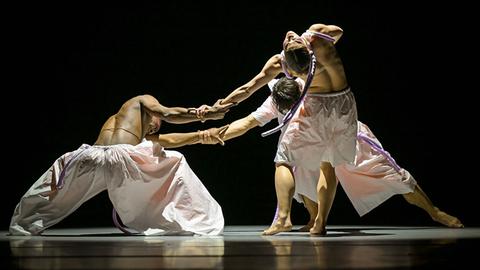 Hessisches Staatsballett: Anthony Michael Pucci, Marcos Novais, Milica Mučibabić als Tänzer in "Holding Space"