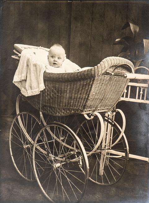 Baby in Kinderwagen um 1900