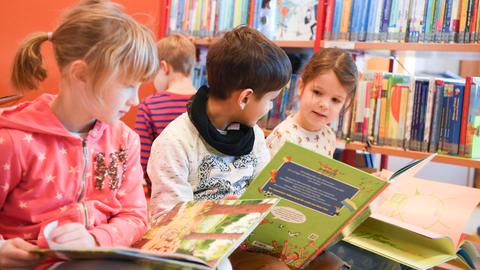 Schüler der Marie-Curie-Grundschule in Frankfurt lesen in der Schulbibliothek.