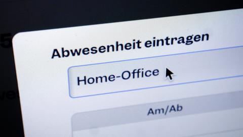 Der Begriff Home-Office wird in einem digitalen Zeiterfassungsprogramm auf einem Computer angezeigt. 