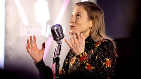 Eine junge Frau deklamiert auf einer Bühne: "Poetry Slam" in Walldorf