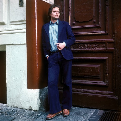 Liedermacher Holger Biege am Hauseingang, 1977