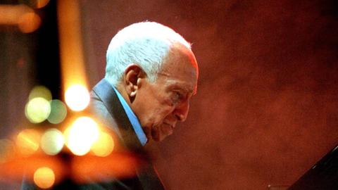 Rubén González