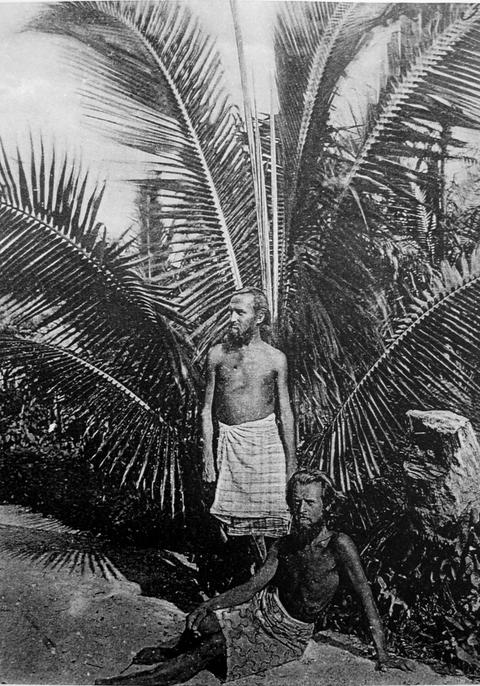 Der Schriftsteller August Engelhardt mit dem Musiker Max Lützow auf der Insel Kabakon im Bismarck-Archipel 1906.