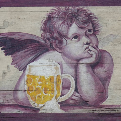 sinnender Engel mit Bierglas