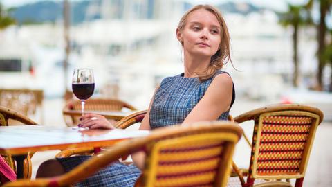 Junge Frau bei einem Glas Wein