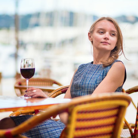 Junge Frau bei einem Glas Wein