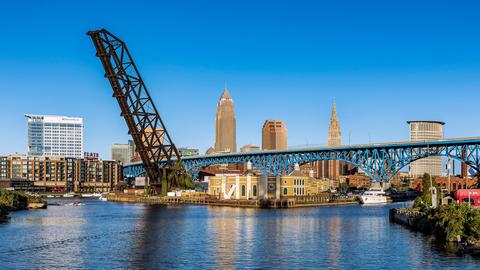 Skyline und der Cuyahoga-Fluss in Cleveland