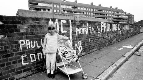 Ein Mädchen mit seiner kleinen Schwester in Vauxhall Gardens , einem Stadtteil von Liverpool, 1988.