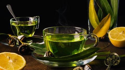eine Tasse mit grünem Tee