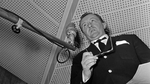 Der deutsche Schauspieler Siegfried Lowitz bei einer Hörspielproduktion in den 1950er Jahren