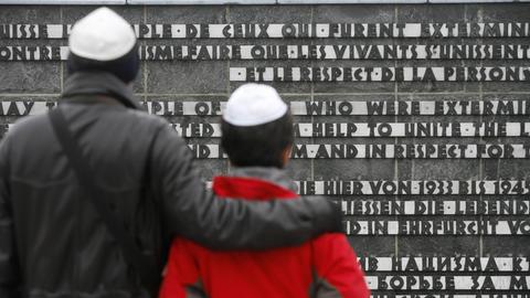 Besucher in der Gedenkstätte Dachau