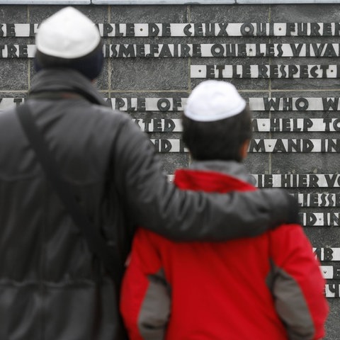 Besucher in der Gedenkstätte Dachau