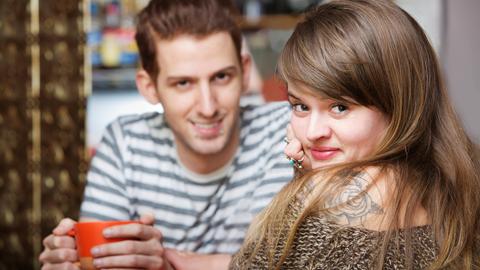 Mann und Frau trinken Kaffee