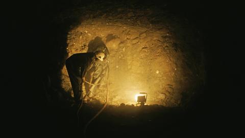Goldsucher in einer Mine in der Brooks Range