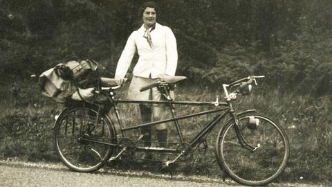 Frau mit Fahrrad