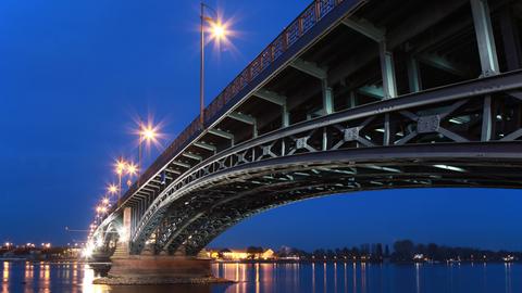 Die Theodor-Heuss-Brücke verbindet Mainz mit dem Wiesbadener Stadtteil Mainz-Kastel.