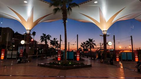 Bahnsteige in der Abenddämmerung am Bahnhof von Marrakesch