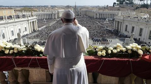 Papst Franziskus steht auf dem Balkon und spendet den Segen Urbi et Orbi