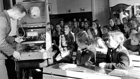 Eine Mädchenklasse hört Schulfunk im März 1949.