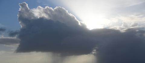 Dunkle Wolken ziehen am 06.10.2017 bei Reußenköge über den Himmel über Eiderstedt (Schleswig-Holstein). 