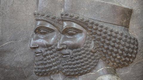 Detail einer Szene einer Audienz bei Darius I. oder Xerxes I., Relief in Persepolis, Iranisches Nationalmuseum, Teheran