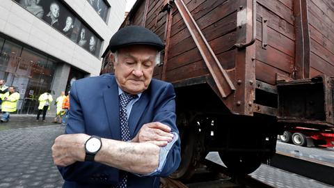 Leon Kaner, Holocaust-Überlebender, zeigt die tätowierte Nummer auf seinem Arm