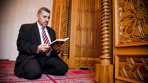 Der Imam Abdul-Jalil Zeitun hat am bundesweit ersten Weiterbildungsstudium für Imame an der Universität Osnabrück teilgenommen.