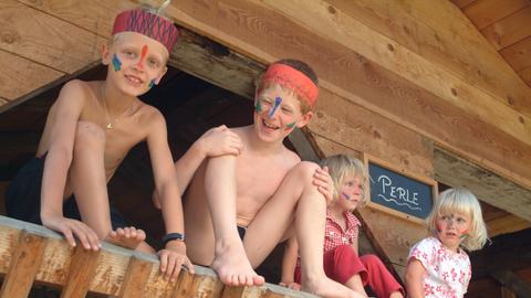 Kinder spielen Indianer