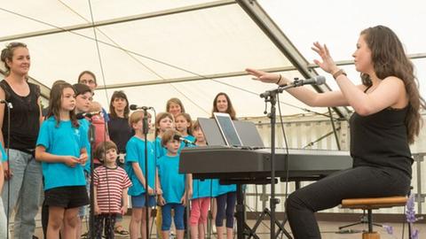Janina Hirch vor "ihrem" Kinderchor in Wixhausen