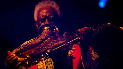 Pharoah Sanders spricht in den Schalltrichter seines Saxophons