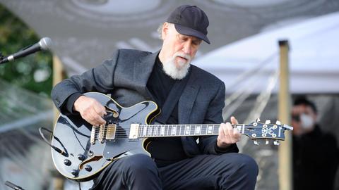 Der amerikanische Jazz-Gitarrist John Scofield